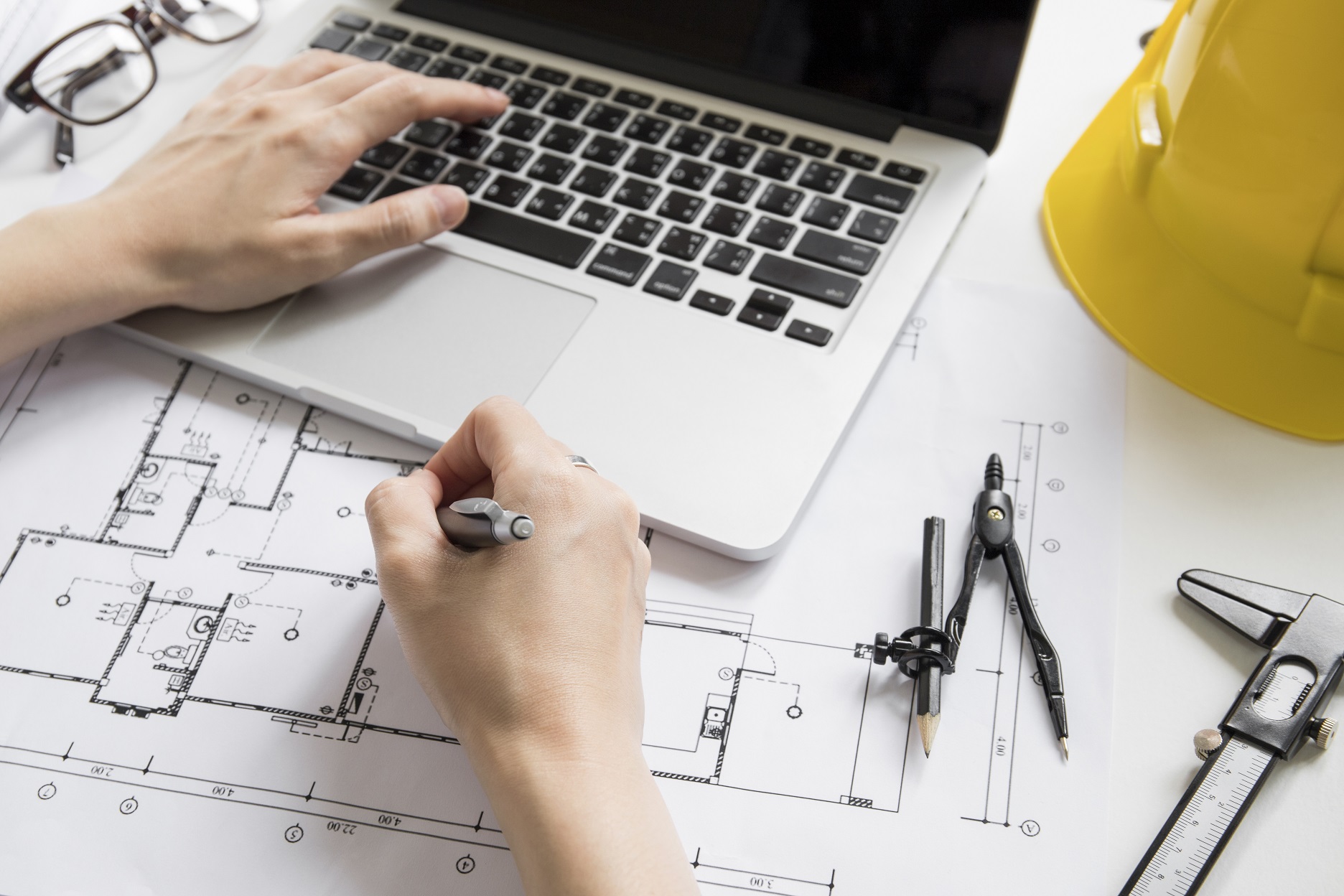 Étude des fluides - Ingénieur travaillant sur plans techniques
